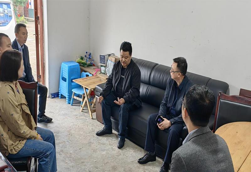 送温情、暖人心，，，008PG国际房产班子成员走访慰问驻村工作队员_800-550